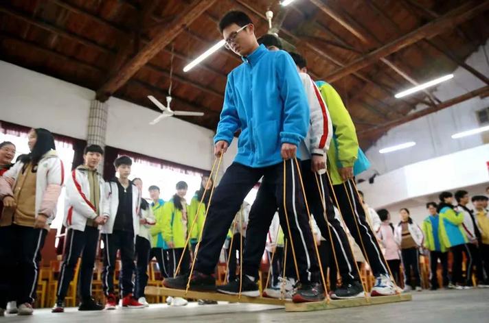 3月5日,吉水二中心理教研组在大礼堂举行大型体验式心理拓展活动
